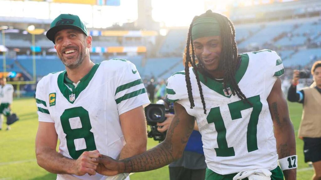 Davante Adams’ SHOCKING Decision: Is He Leaving Aaron Rodgers?”