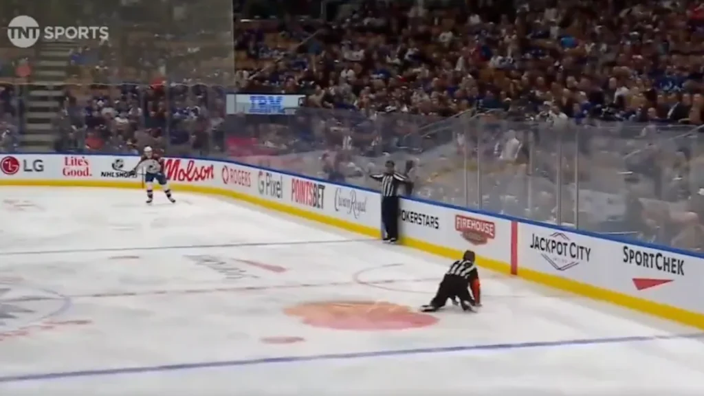 Referee Unintentionally Assisted Maple Leafs’ Shorthanded Goal in Unfortunate Moment