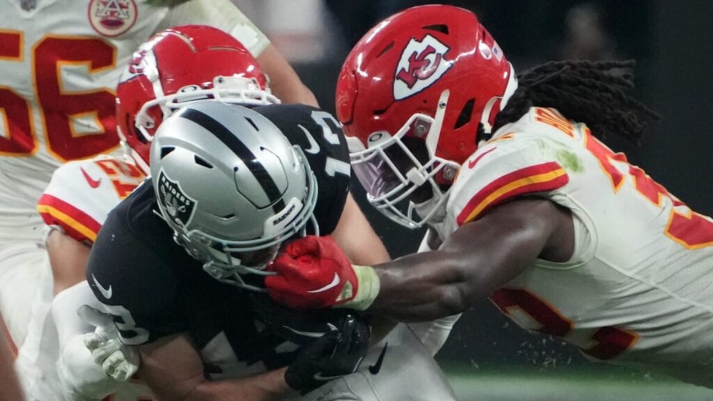 Ex-Raiders Pro Bowler Reveals That He’s Making Comeback Attempt