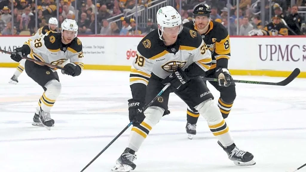 Elias Lindholm, Morgan Geekie help Bruins pull away from Penguins