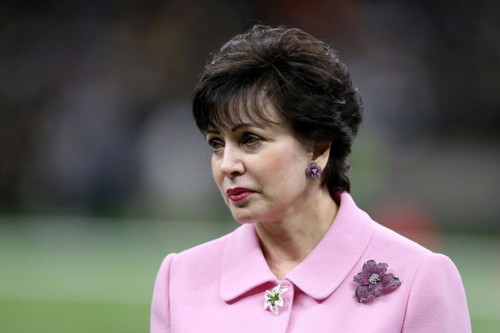 AN EMOTIONAL: New Orleans Saints owner Gayle Benson broke down in tears as she addressed the team’s controversial decision not to draft QB Shedeur Sanders in the 2025 NFL Draft. Following QB Derek Carr retirement…read more