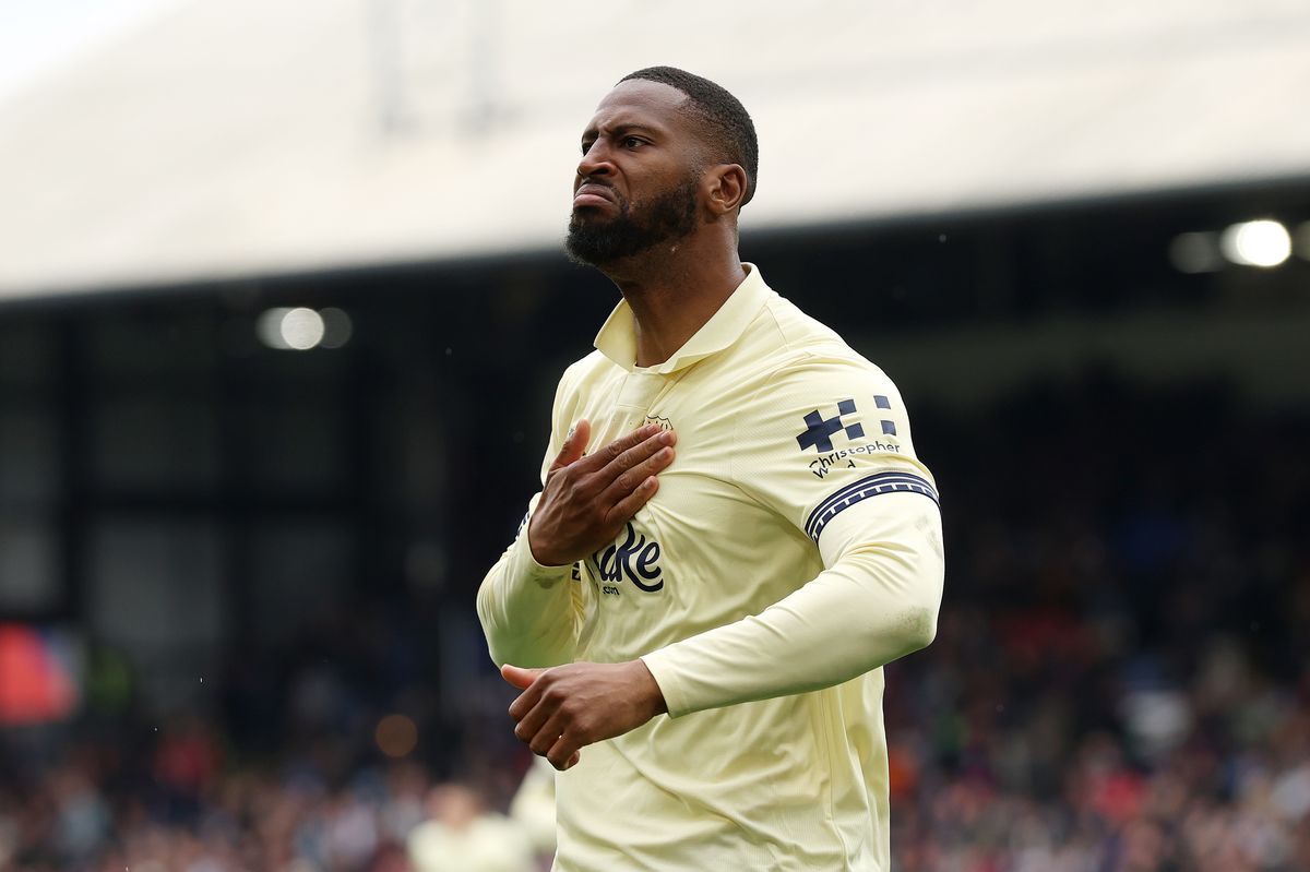 Nottingham Forest ‘weighing up’ transfer swoop for Premier League striker